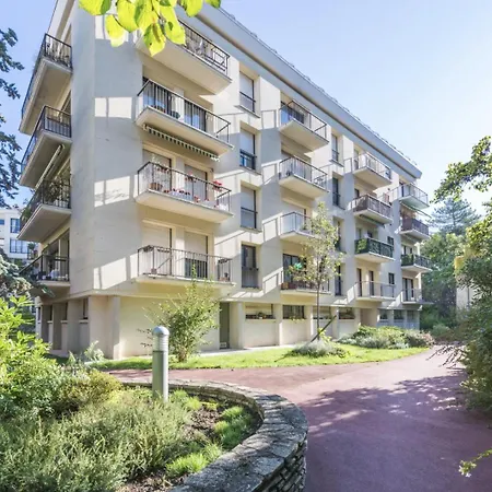 Charming With Garden In Neuilly-sur-Seine